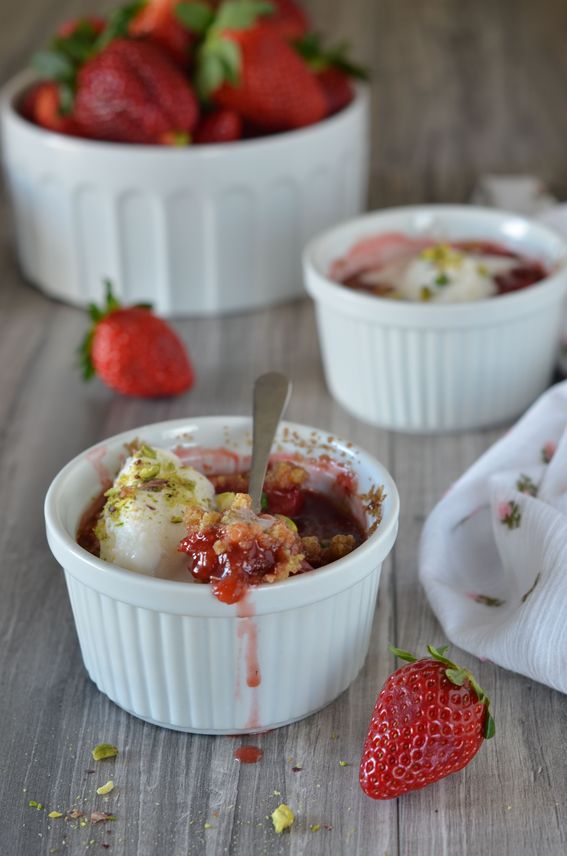 Crumble di fragole con gelato alla vaniglia e granella di pistacchi SENZA BURRO