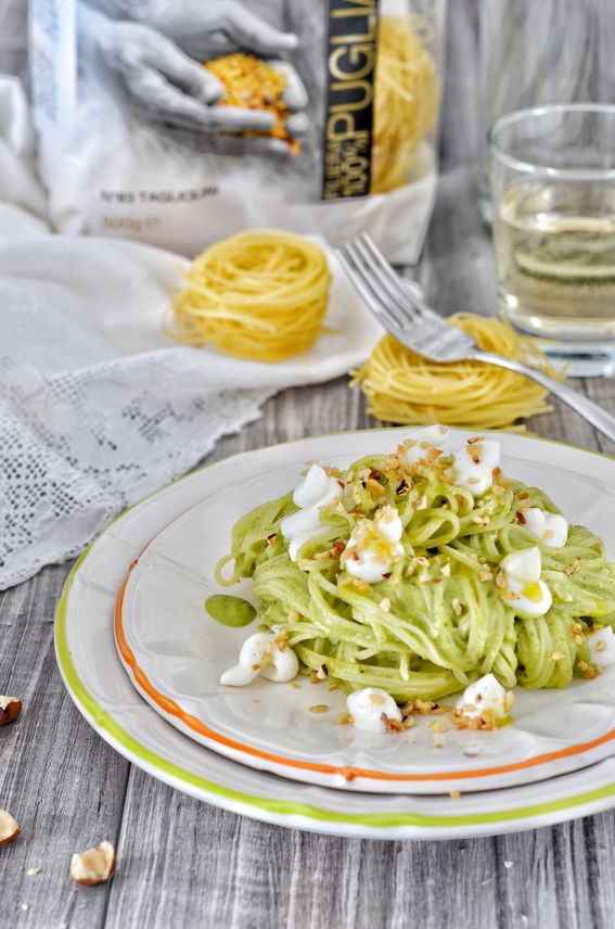 Tagliolini con crema di zucchine robiola e nocciole tostate