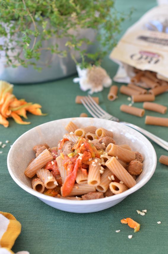 Elicoidali con salsiccia pomodorino piccadilly e fiori di zucca.