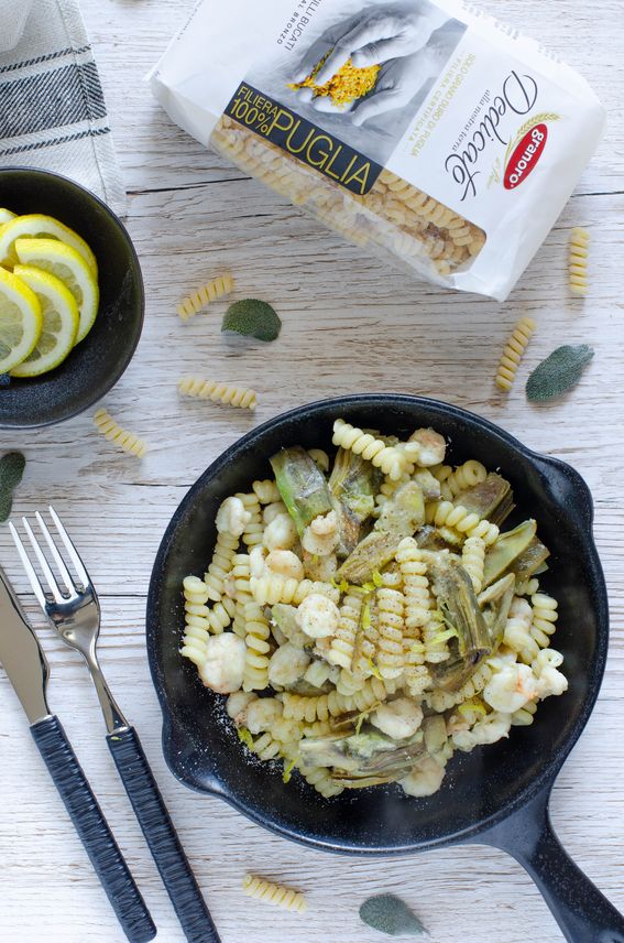 Fusilli bucati con gamberetti e carciofi profumati al limone