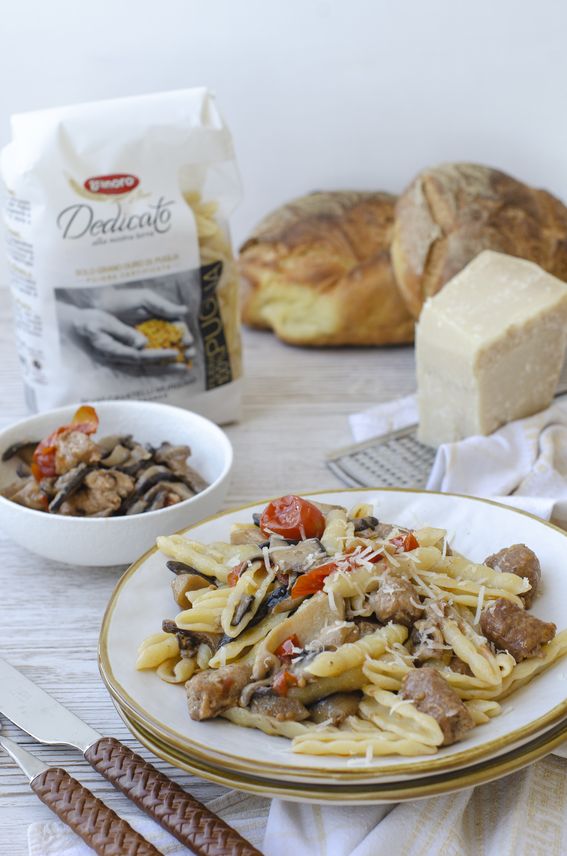 Cavatelli murgiani con funghi cardoncelli salsiccia e pomodorini