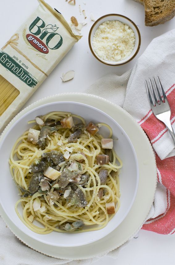 Spaghetti Bio con carciofi guanciale pecorino e mandorle sfilettate