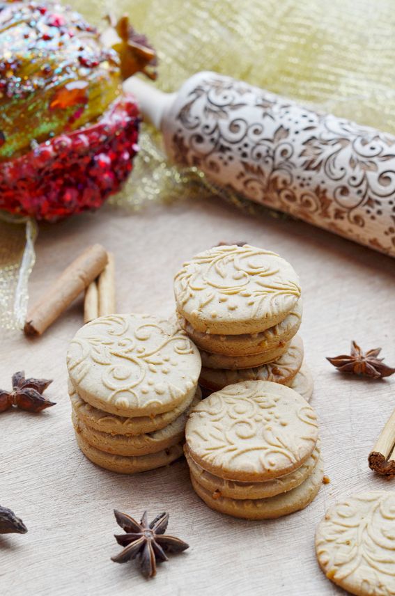 Biscotti speziati alla cannella zenzero e chiodi di garofano