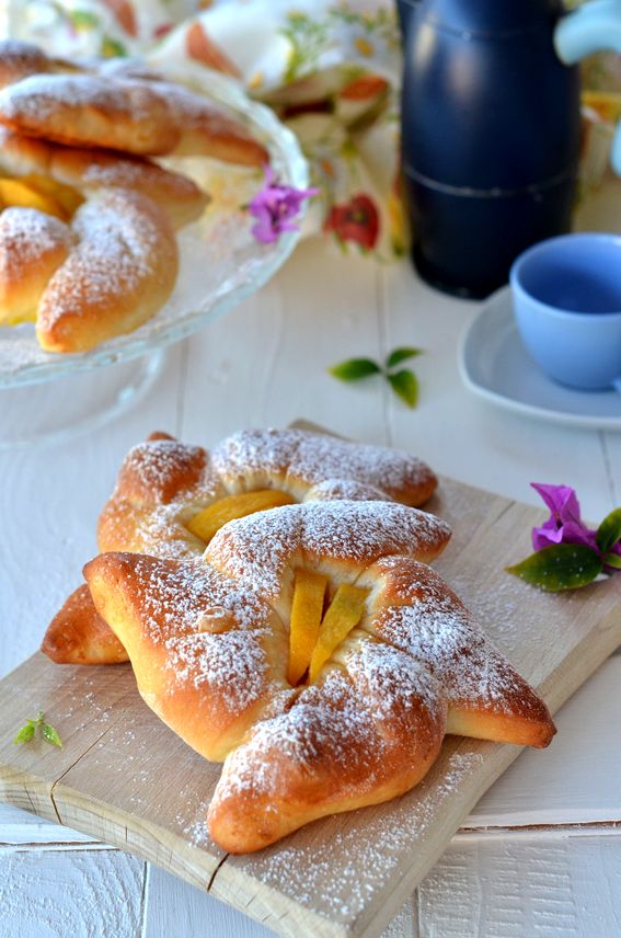 Brioche danesi con percoche sciroppate e crema pasticcera