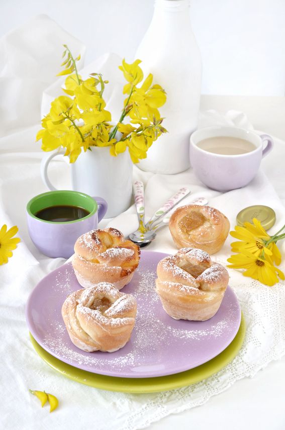 Brioche lievitata a forma di fiore con ripieno di confettura