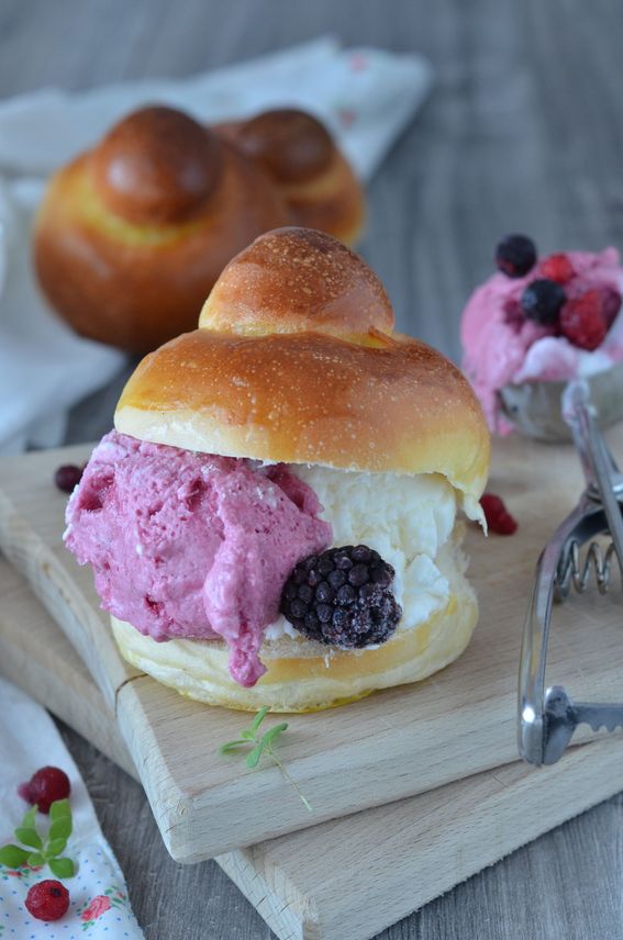 Brioche siciliane con il tuppo ricetta della tradizione