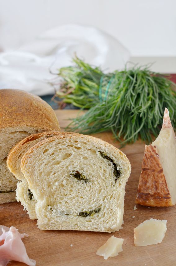 Cake a lievitazione naturale con agretti e pecorino canestrato