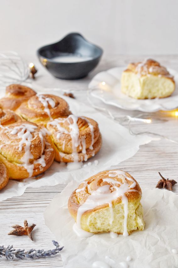 Cinnamon Roll o Kanelbulle dolce soffice svedese con glassa