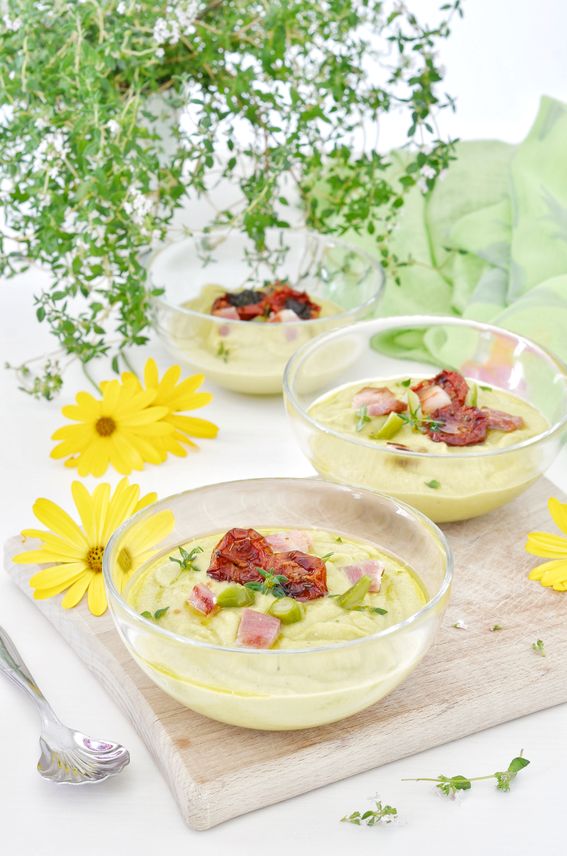 Gazpacho di asparagi con guanciale croccante ed erbe aromatiche