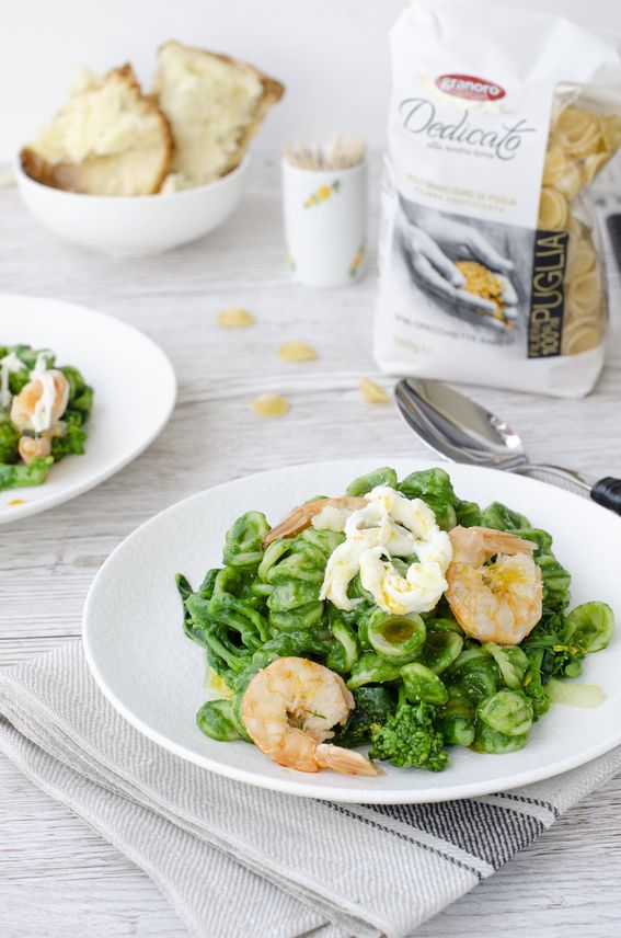 Orecchiette baresi con pesto di cime di rapa gamberi in infusione e stracciatella.