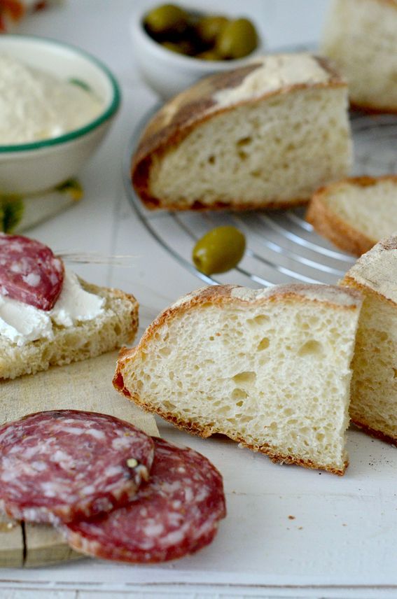 Pane di semola semplice con lievito secco disidratato e autolisi