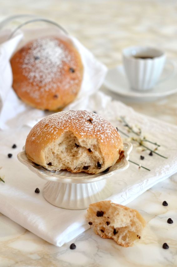 Pangoccioli panetti di pasta lievitata con gocce di cioccolato