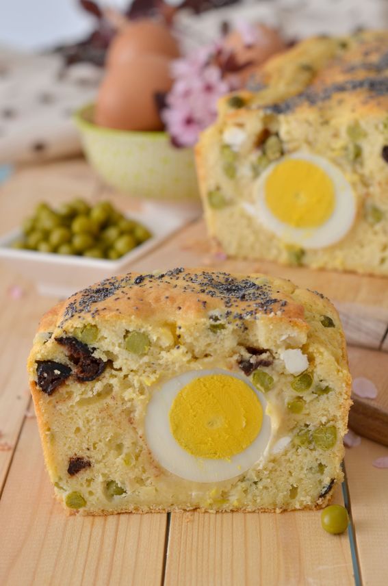 Plumcake salato con piselli scamorza e uova sode