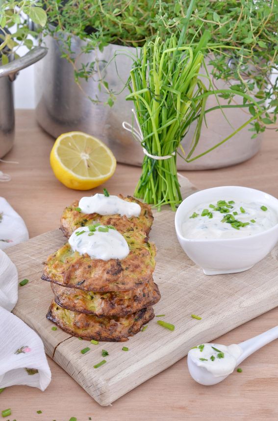 Rosti di zucchine e nocciole con salsa leggera allo yogurt