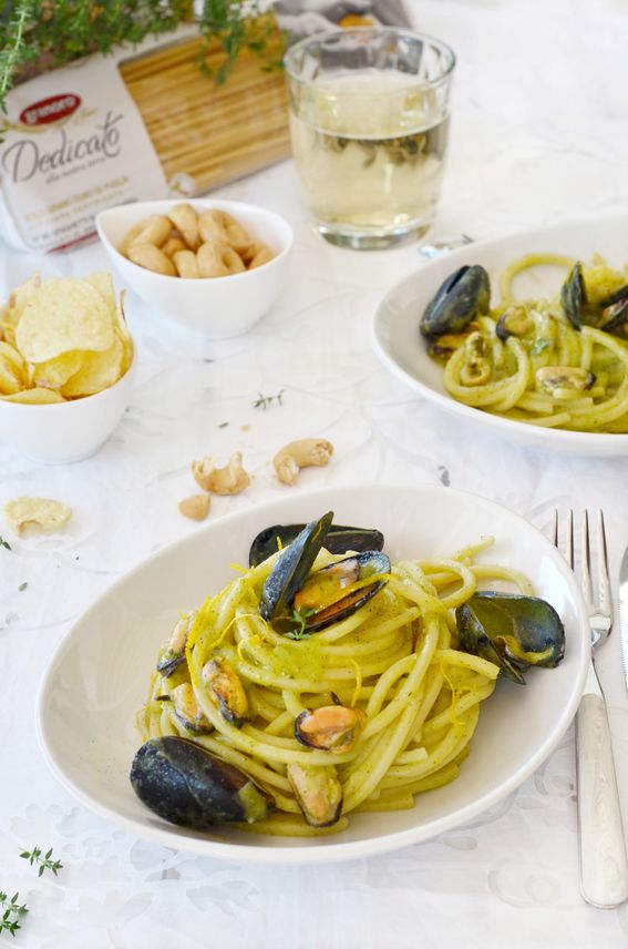 Spaghetti alla chitarra con crema di zucchine cozze e grattata di limone