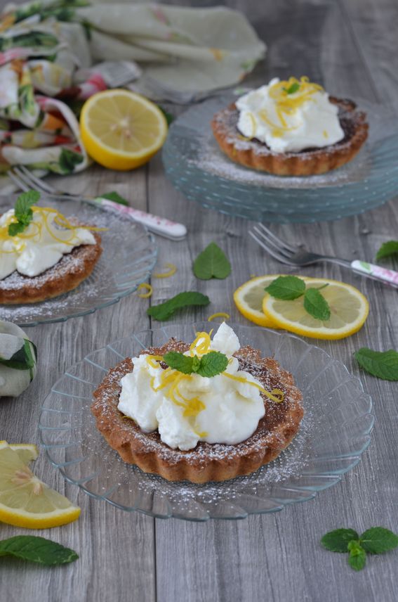 Tarte integrale al limone con panna e scorzette di limone