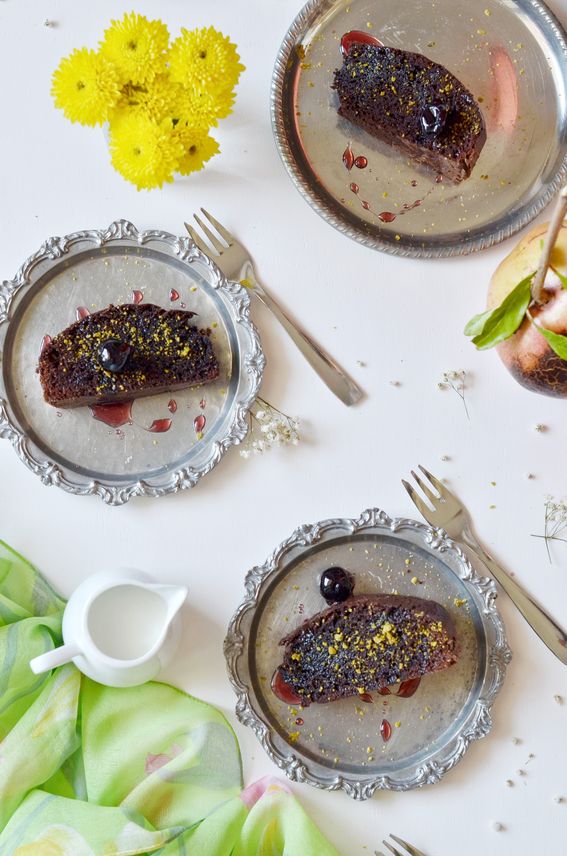 Torta al cioccolato fondente con amarena e granella di pistacchi