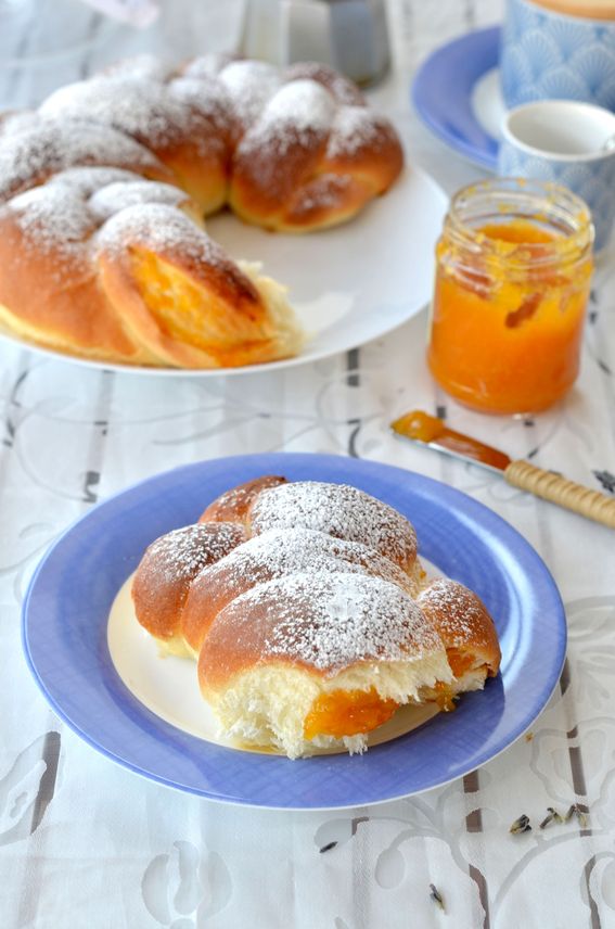 Treccia brioche lievitata ripiena con confettura di percoche