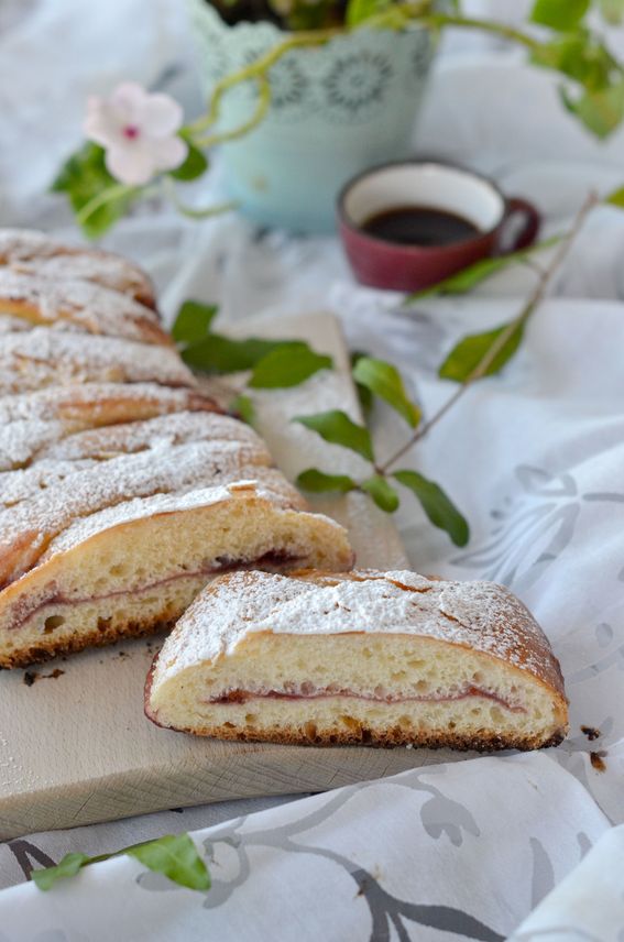 Treccia lievitata zuccherata con confettura di ciliegie e mandorle