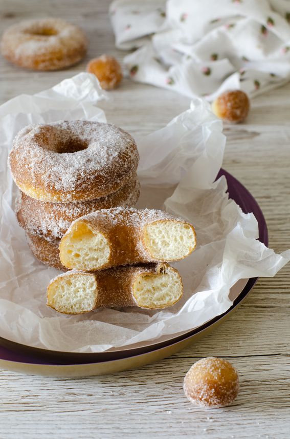 Ciambelle fritte soffici al profumo di arancia con lunga lievitazione