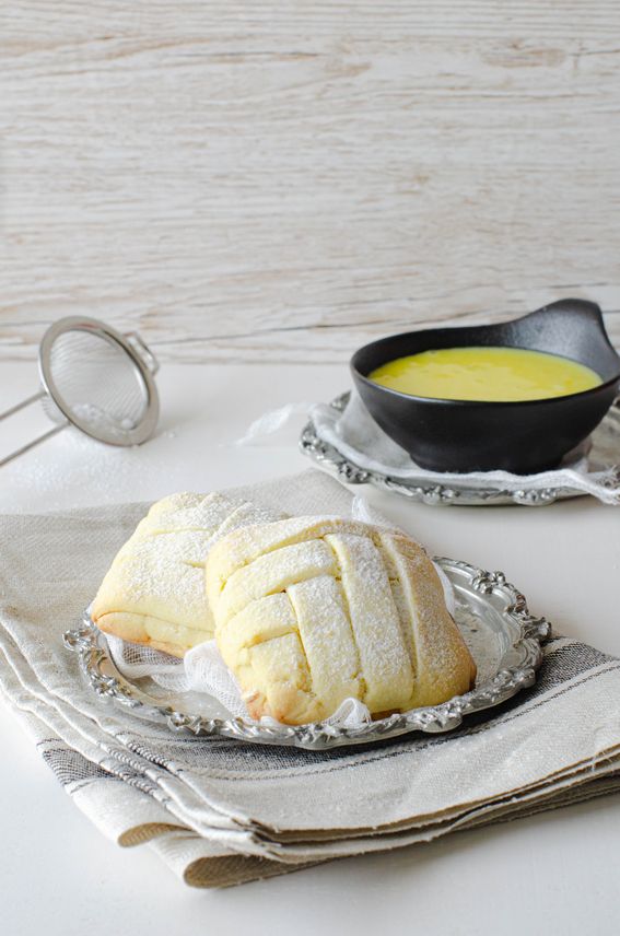 Conchiglie intrecciate di pasta frolla ripiene di crema da forno