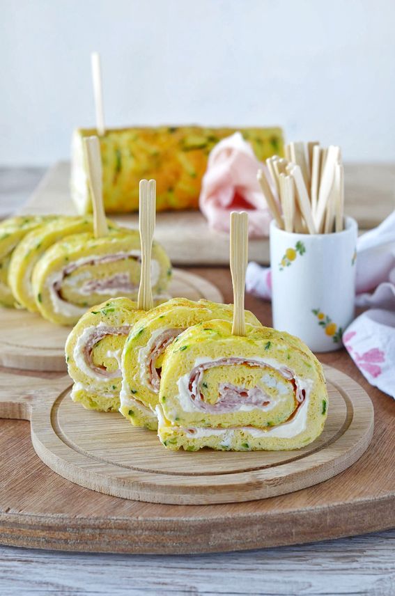 Rotolo di frittata di zucchine con prosciutto cotto e formaggio