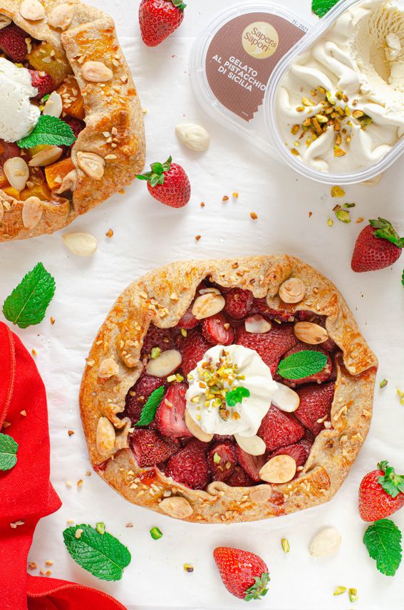 Galette senza burro con ripieno di fragole e mandorle sfilettate