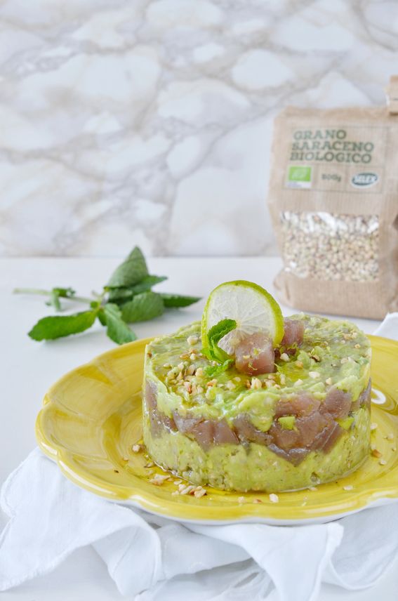 Tartare di tonno con crema di avocado e grano saraceno biologico