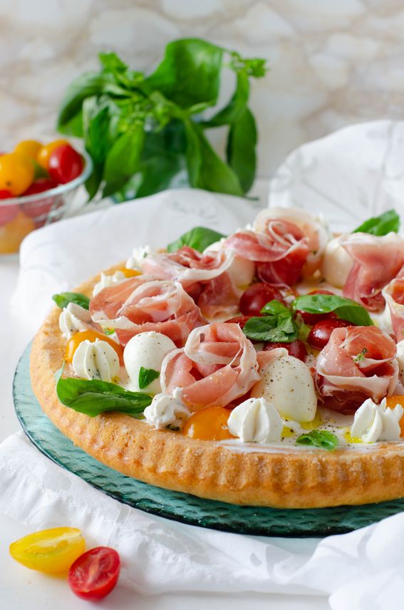 Crostata morbida salata con rose di prosciutto e formaggio in crema