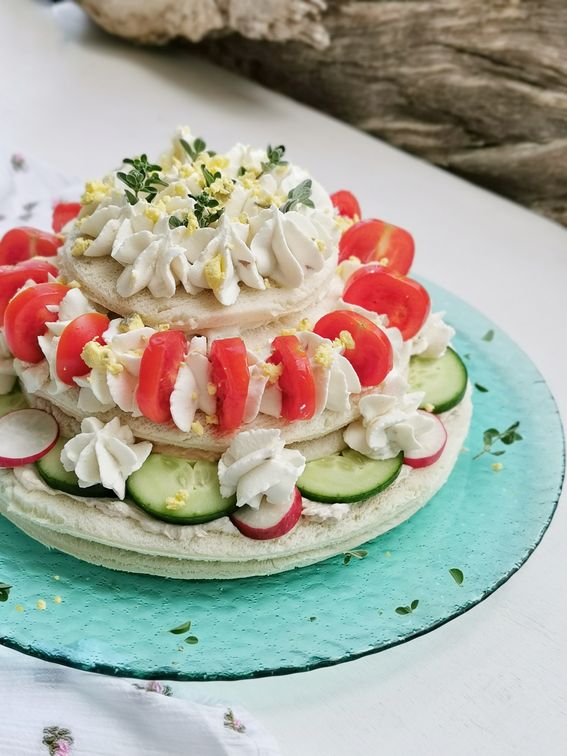 Sandwich cake torta estiva di tramezzini con crema di ricotta e tonno