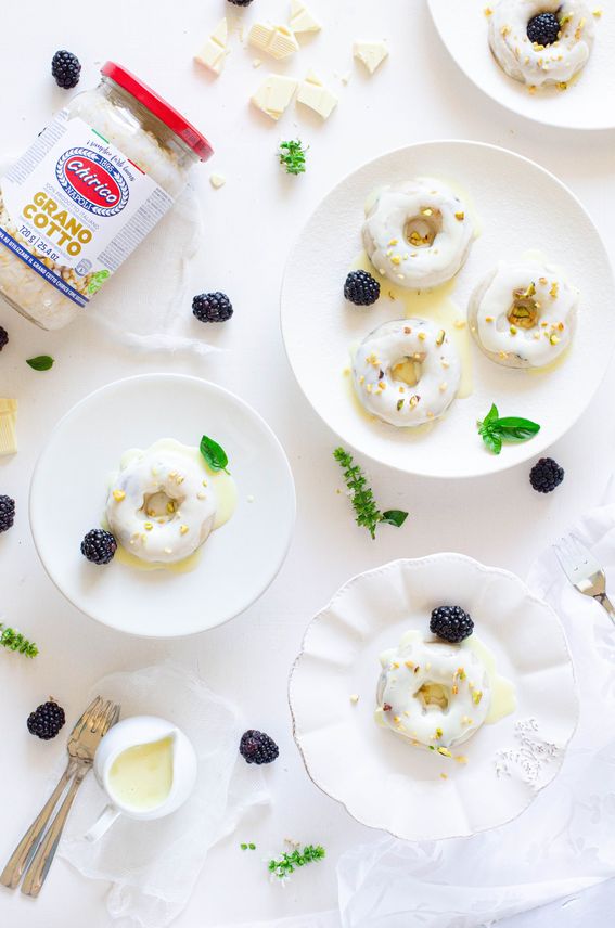 Ciambelle di grano cotto al latte di mandorla con glassa al cioccolato bianco e pistacchi