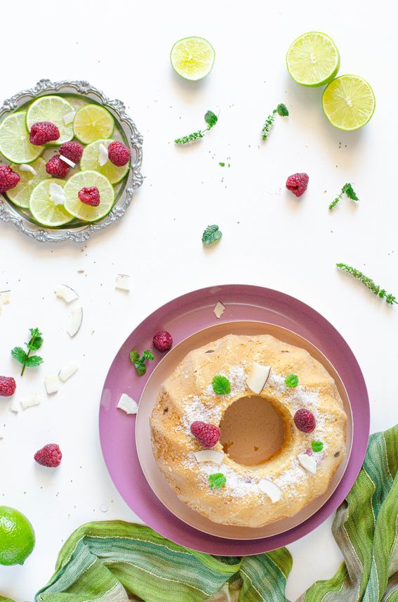 Ciambella senza burro con cocco e lamponi profumata al lime