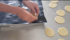 Tartellette di pasta brisè dolce con pesche e caramello salato