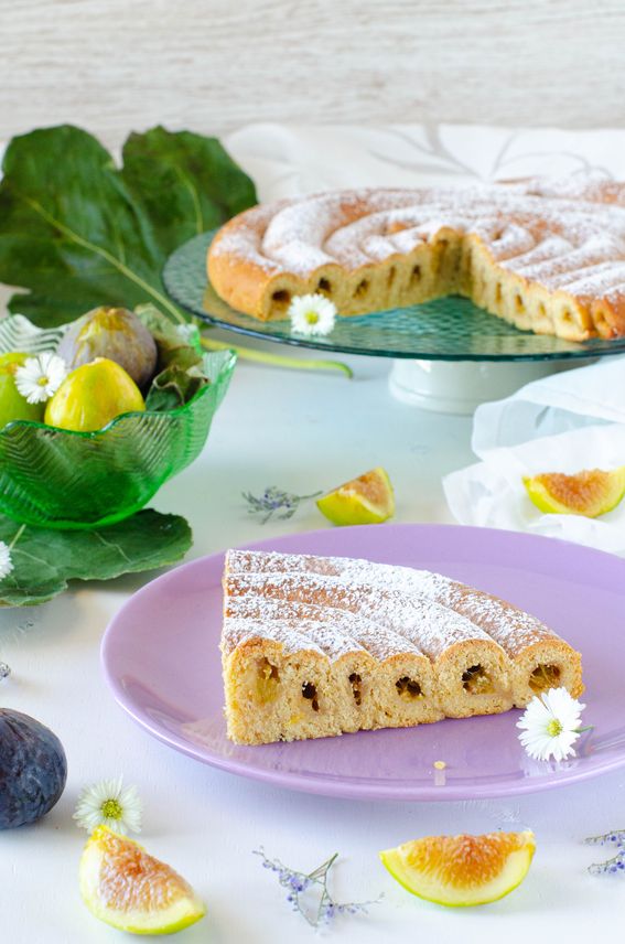 Crostata morbida alla yogurt senza uova arrotolata con ripieno di fichi freschi