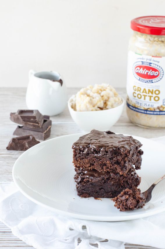 Brownies con glassa al cioccolato con grano cotto senza burro e senza uova