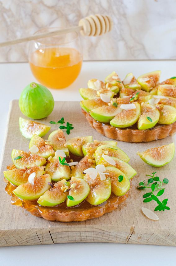 Crostata con frolla allo yogurt confettura di albicocche e fichi caramellati