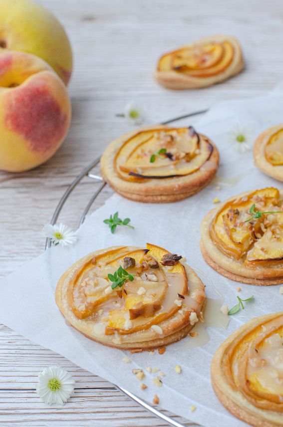 Tartellette di pasta brisè dolce con pesche e caramello salato