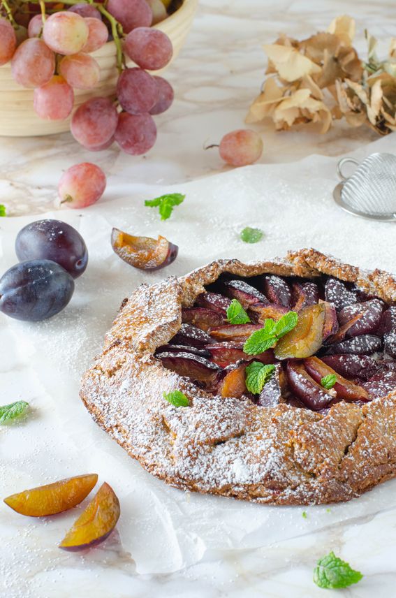 Galette rustica al limone con prugne e cioccolato bianco