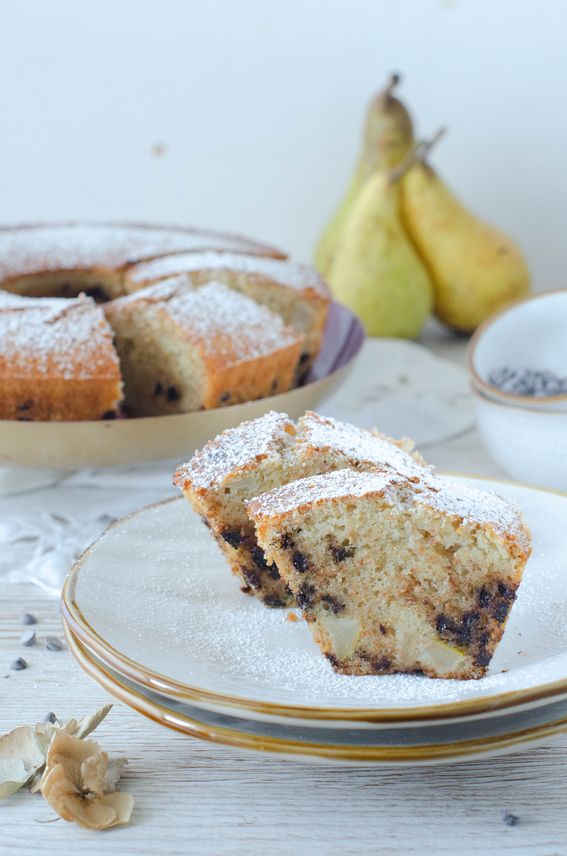 Ciambellone all acqua con yogurt pere e gocce di cioccolato