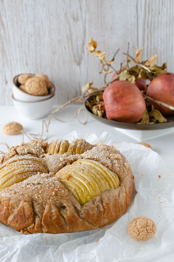 Torta integrale all'acqua con ricotta mele ed amaretti tritati