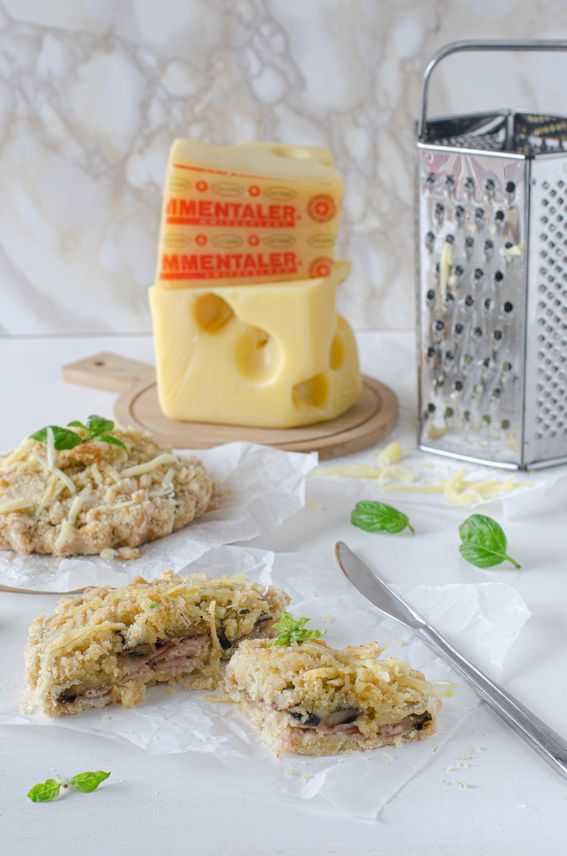 Sbriciolata salata con ripieno di funghi e formaggio Emmentaler