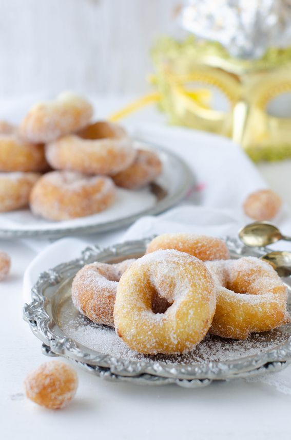 Ciambelle di patate sofficissime con lo zucchero fritte