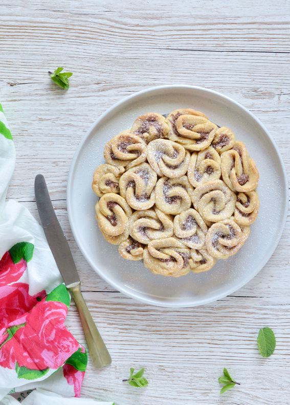 Crostata di rose con pasta frolla e crema di nocciole