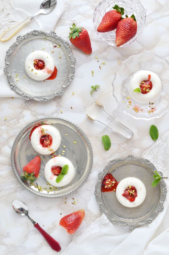 Ciambelline di yogurt e panna con fragole e granella di pistacchi