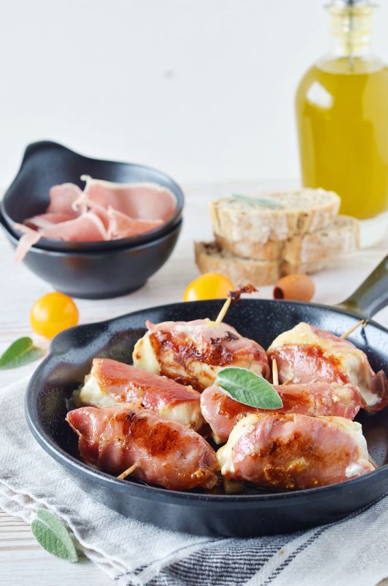 Involtini di pollo ripieni di scamorza e olive con capocollo