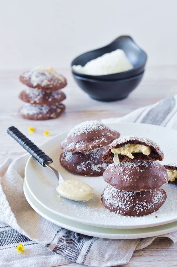 Biscotti di frolla al cacao senza burro con crema di cocco simil Grisbì