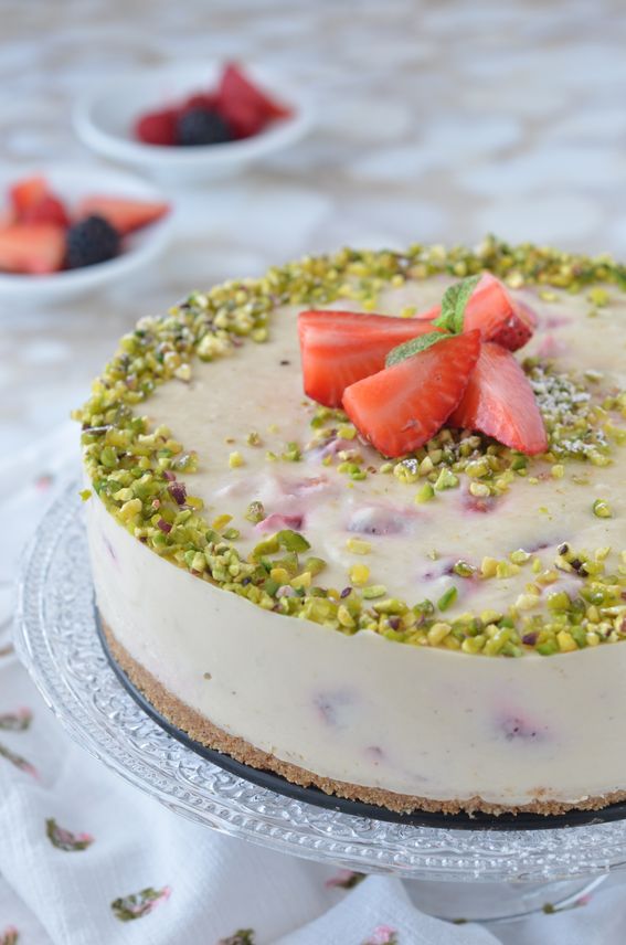 Cheesecake alle fragole senza cottura con ricotta e crema di pistacchio