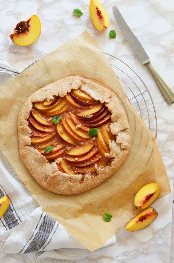 Galette integrale senza burro con confettura pesche e amaretti