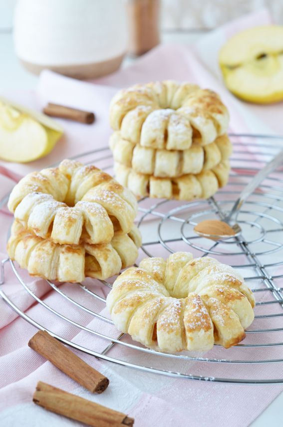 Ciambelle di mele e cannella con pasta sfoglia