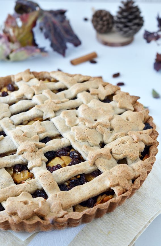 Crostata d’autunno con farina di castagne e ripieno di mele e uvetta